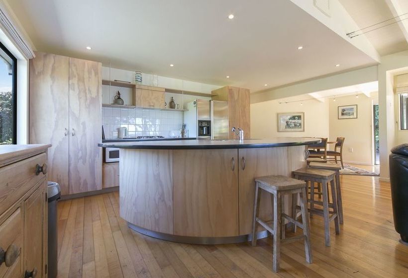 Отель Beachfront Enclosure Bay