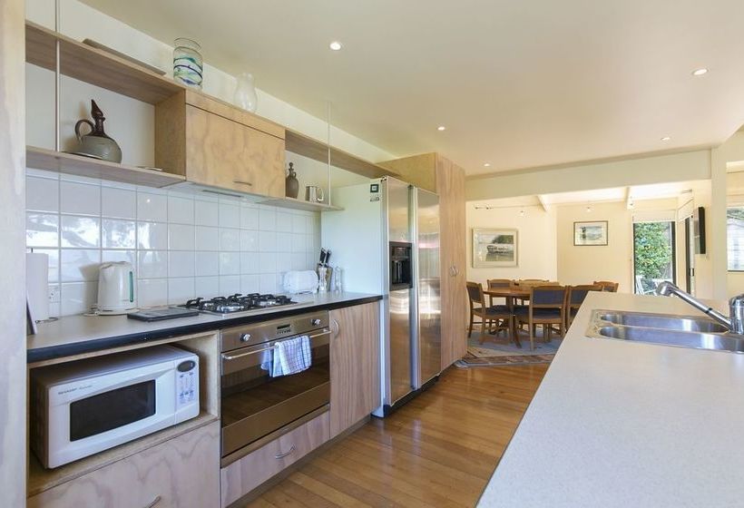 Отель Beachfront Enclosure Bay