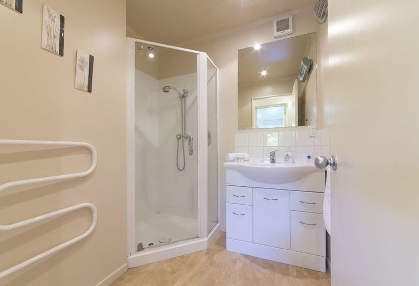 Отель Beachfront Enclosure Bay