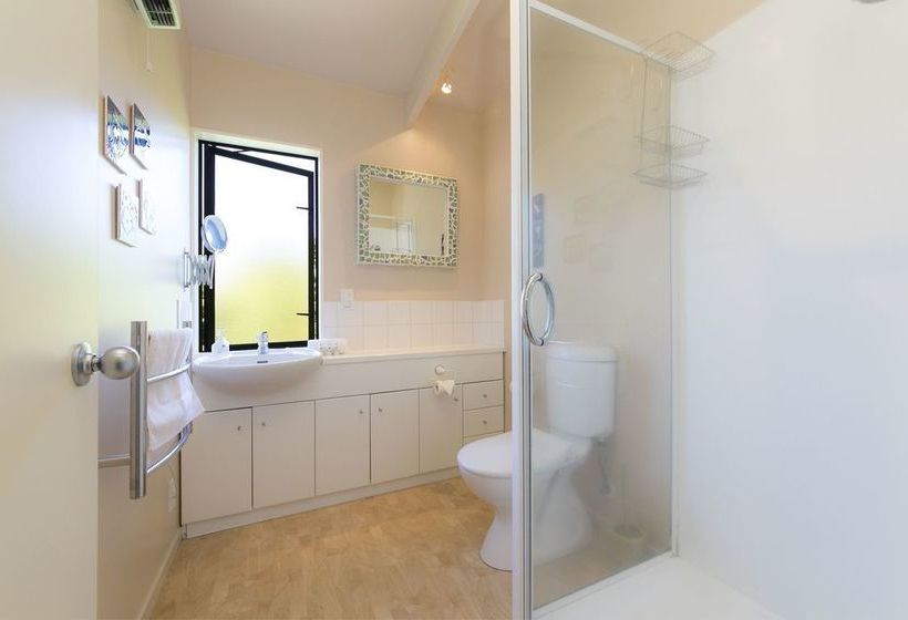 Отель Beachfront Enclosure Bay