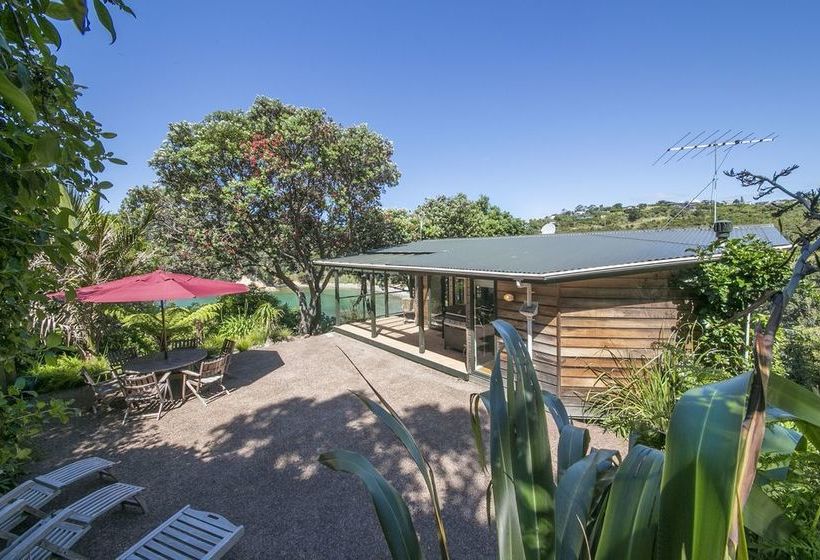 Отель Beachfront Enclosure Bay