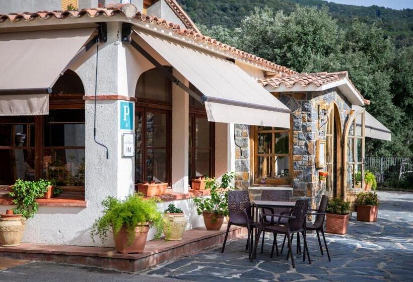 هتل Hostal Montserrat