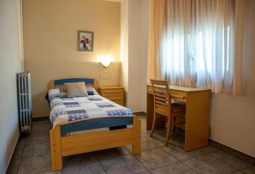 هتل Hostal Montserrat