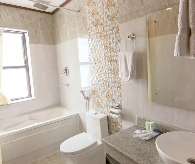 هتل Kuti Resort And Spa