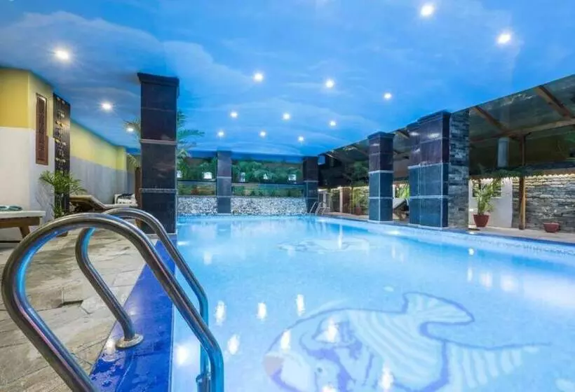 هتل Kuti Resort And Spa