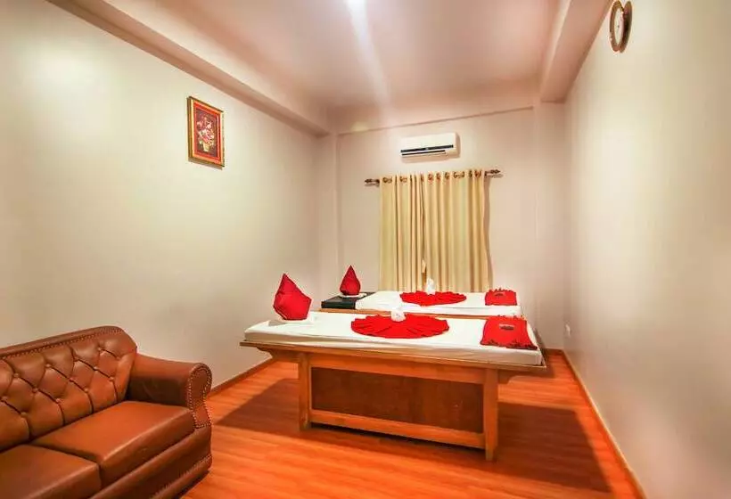 هتل Kuti Resort And Spa