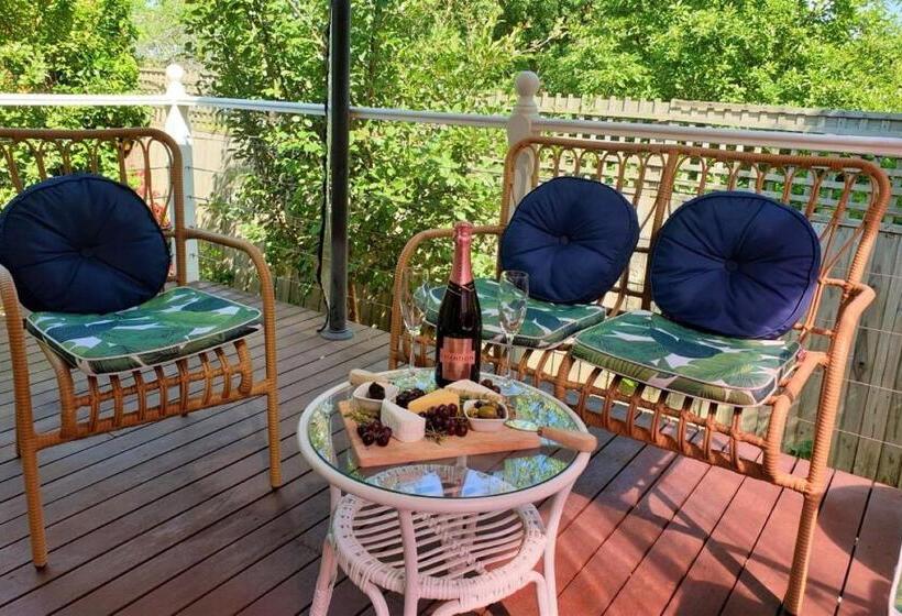 Healesville House   Fig Tree House