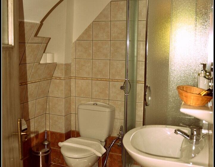 בית מלון כפרי Arapakis Historic Castle