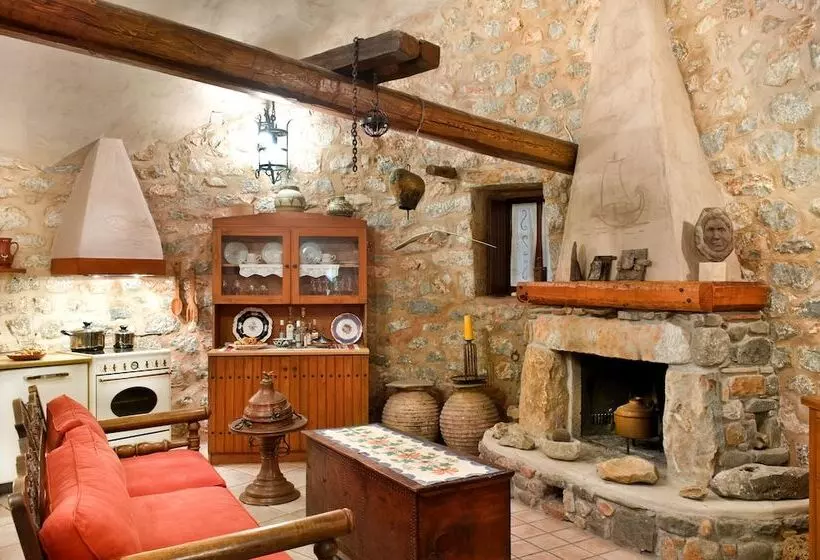 Hotelli Arapakis Historic Castle