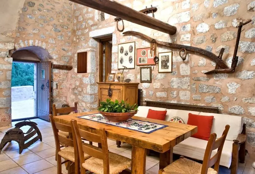 Hotelli Arapakis Historic Castle