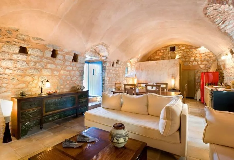 Hotelli Arapakis Historic Castle