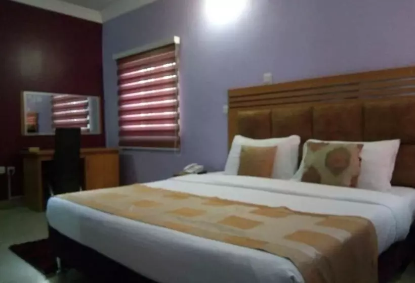 هتل Jesuit Continental Suites
