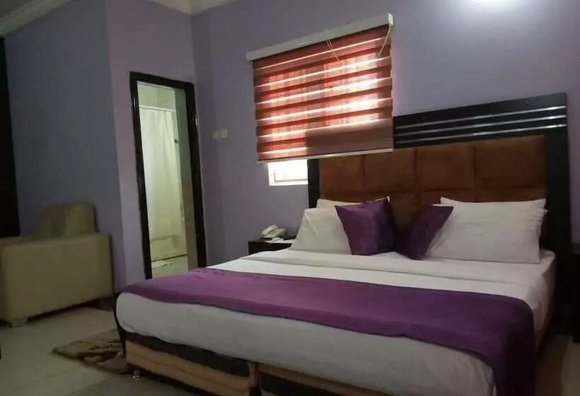 هتل Jesuit Continental Suites