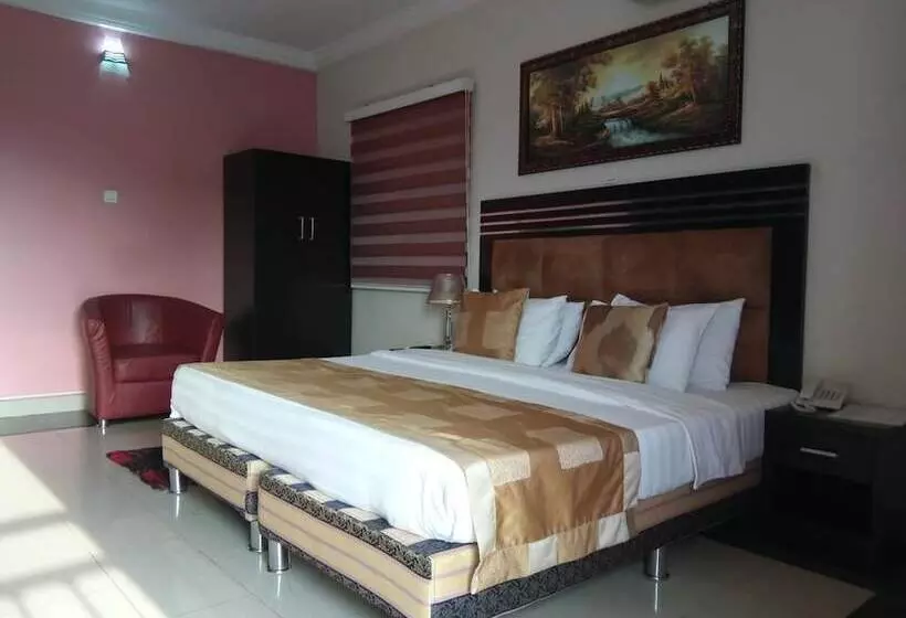 هتل Jesuit Continental Suites