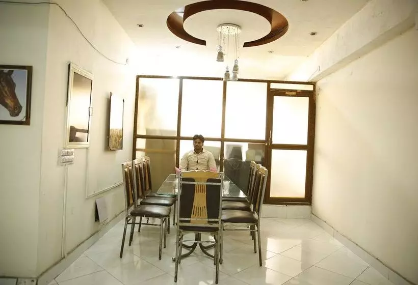 هتل Premier Inn Davis Road