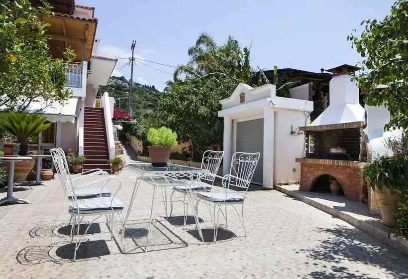 Tzivras Villa & Apartments