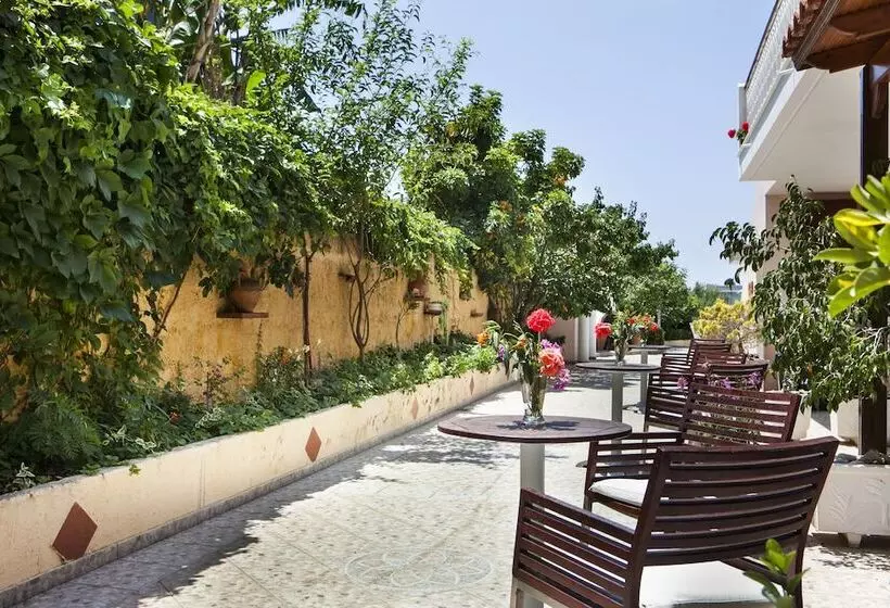 Tzivras Villa & Apartments