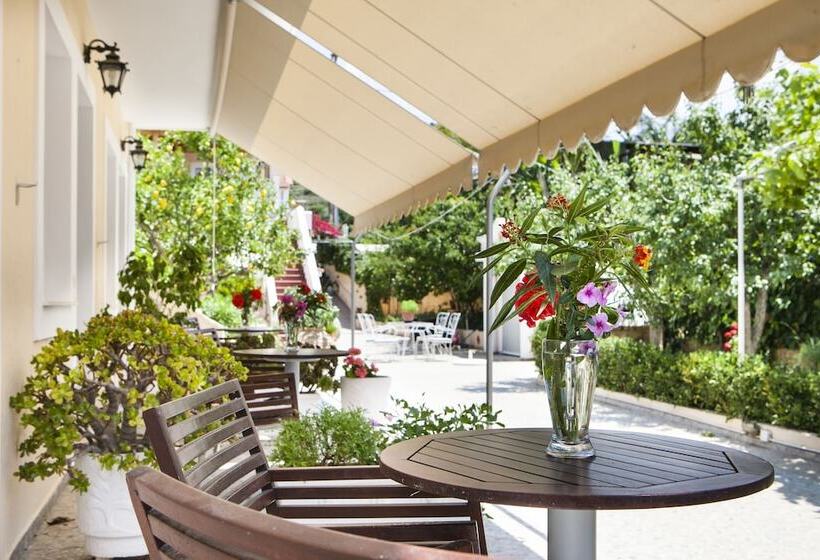 Tzivras Villa & Apartments