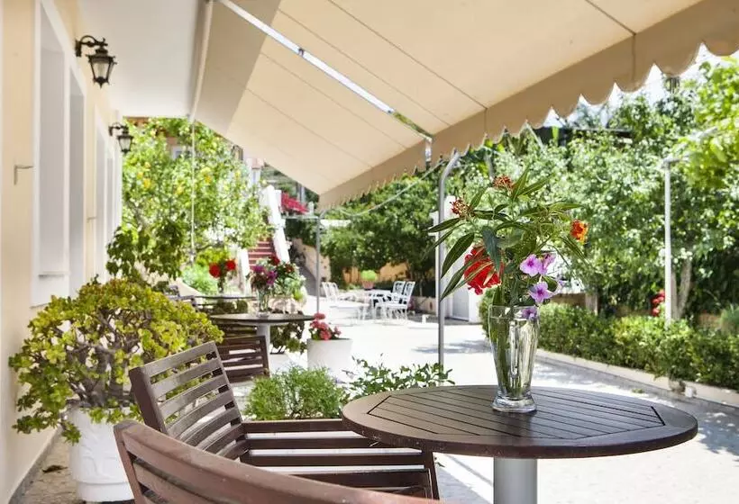 Tzivras Villa & Apartments