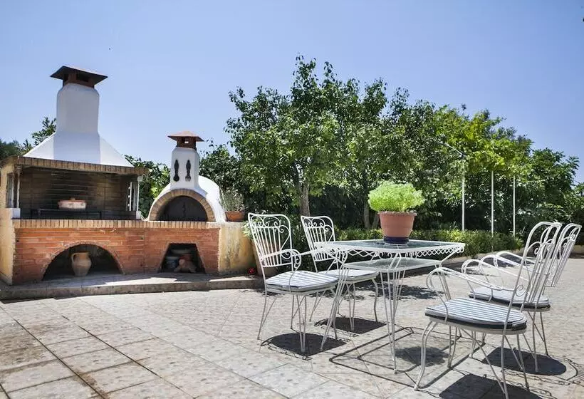 Tzivras Villa & Apartments