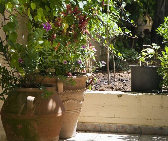 Tzivras Villa & Apartments