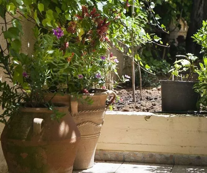 Tzivras Villa & Apartments