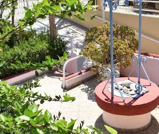 Tzivras Villa & Apartments