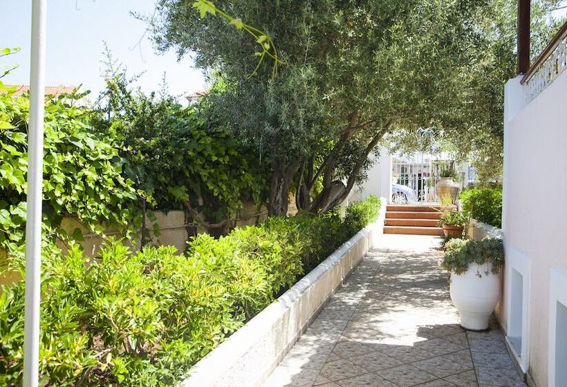 Tzivras Villa & Apartments