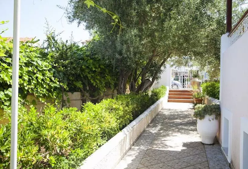 Tzivras Villa & Apartments