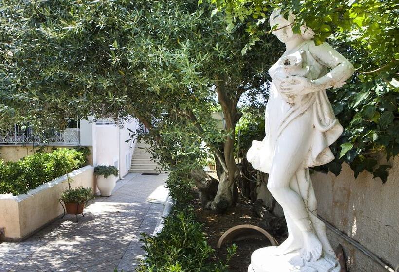 Tzivras Villa & Apartments