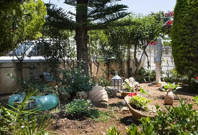 Tzivras Villa & Apartments