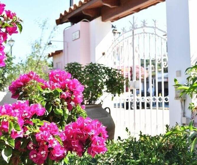 Tzivras Villa & Apartments