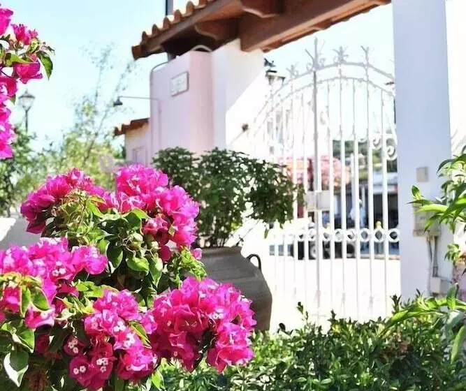 Tzivras Villa & Apartments