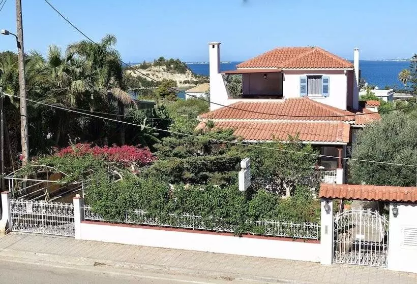 Tzivras Villa & Apartments