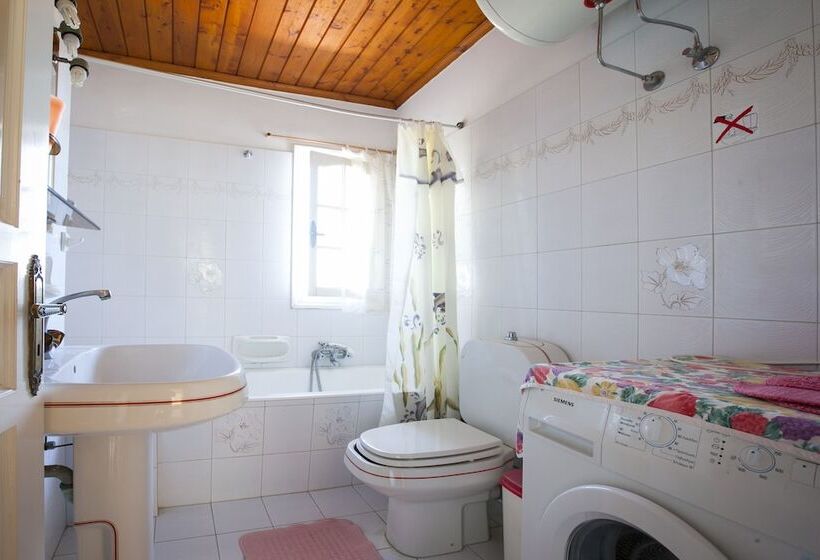 Tzivras Villa & Apartments