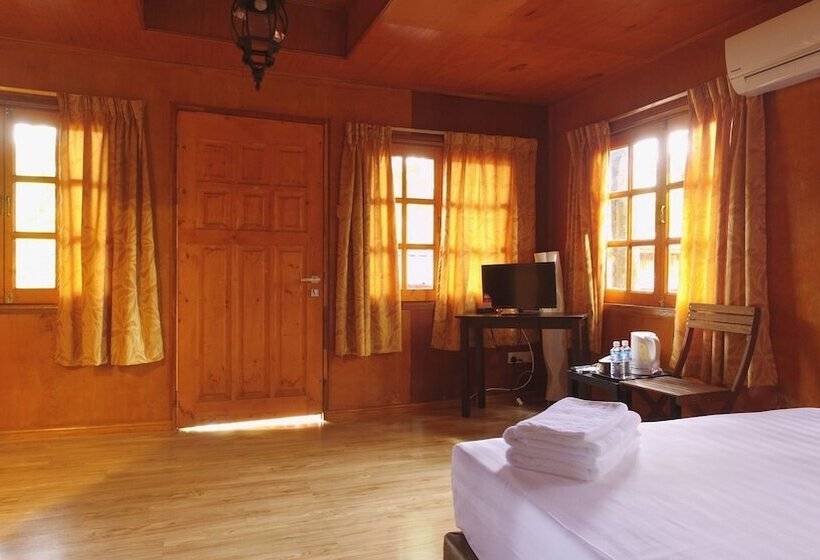 هتل Borneo Tree House