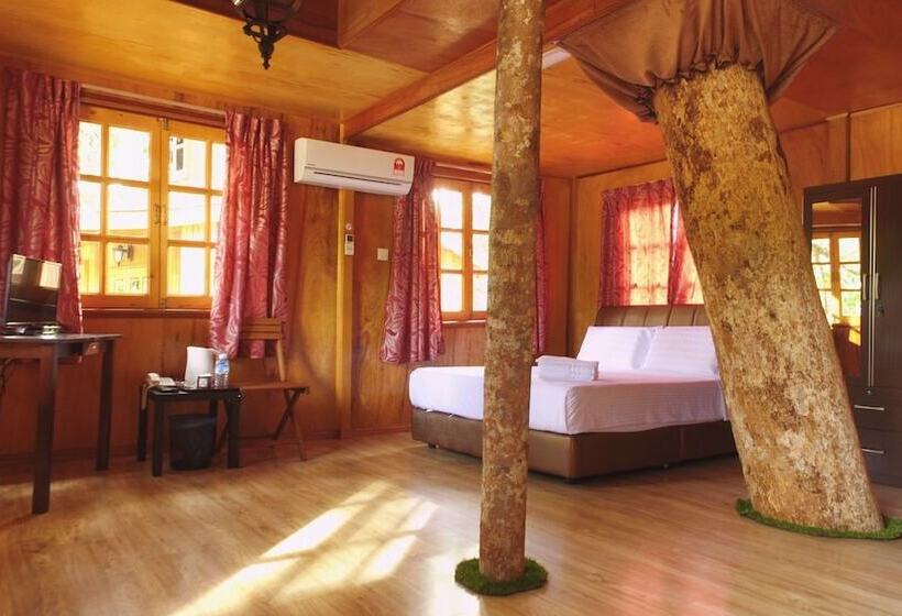 هتل Borneo Tree House