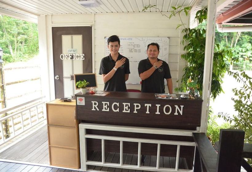 هتل Borneo Tree House