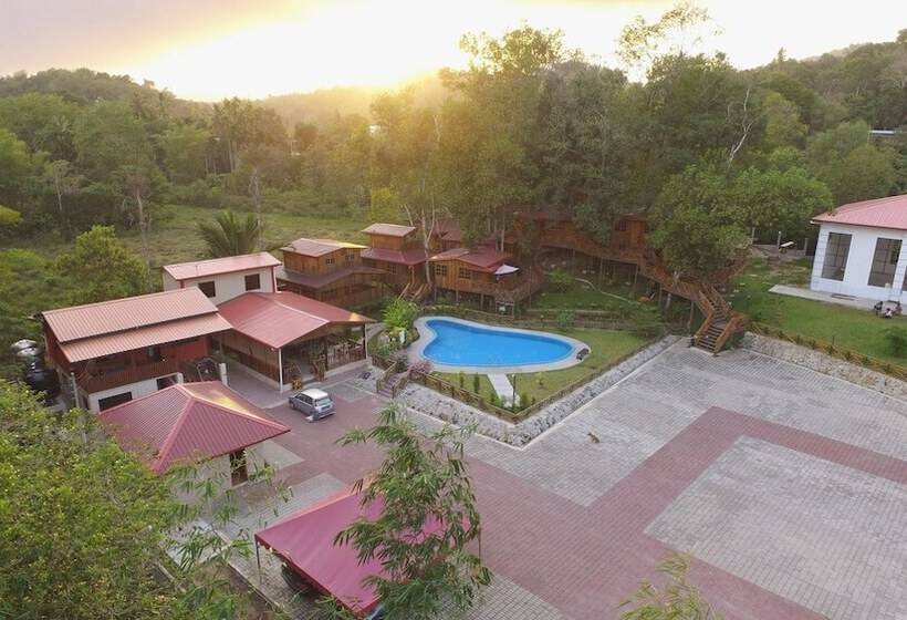 هتل Borneo Tree House