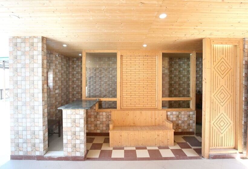 호텔 Oyo 12170 Home Luxury Rooms Rustic Villa Kasauli