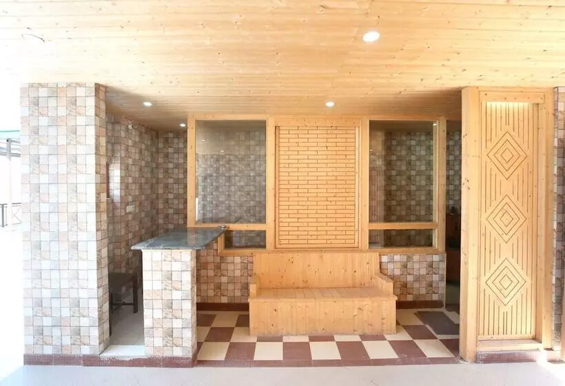 ホテル Oyo 12170 Home Luxury Rooms Rustic Villa Kasauli