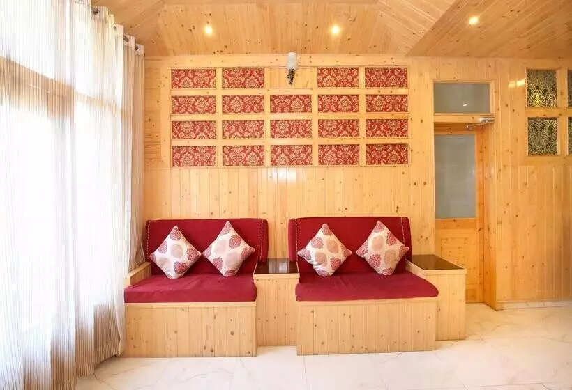 ホテル Oyo 12170 Home Luxury Rooms Rustic Villa Kasauli