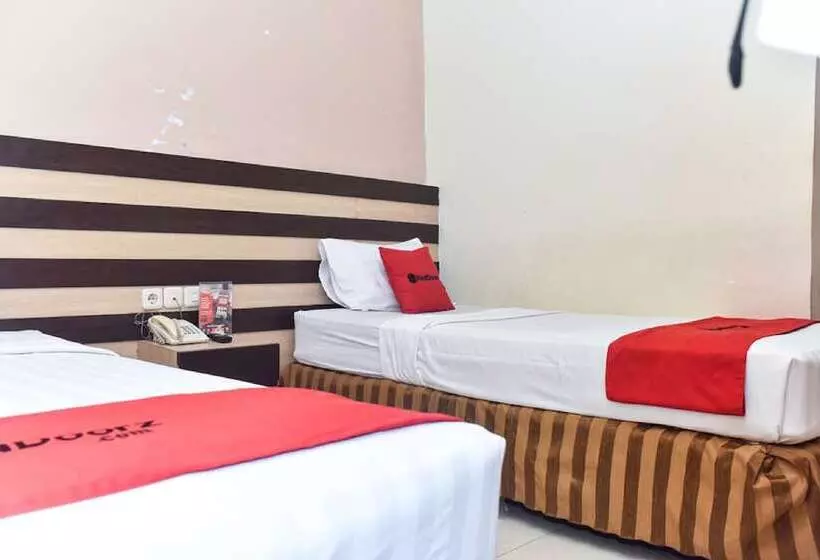 ホテル Reddoorz Plus Near Makassar Town Square