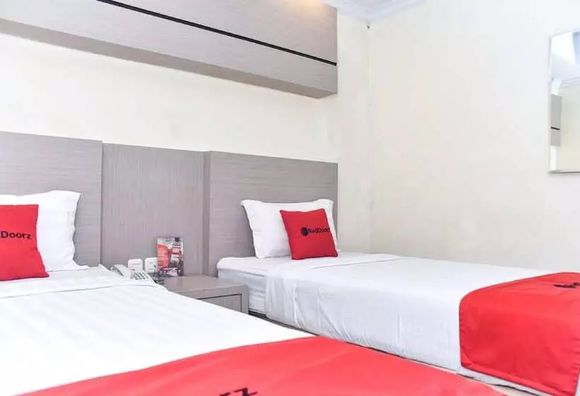 ホテル Reddoorz Plus Near Makassar Town Square