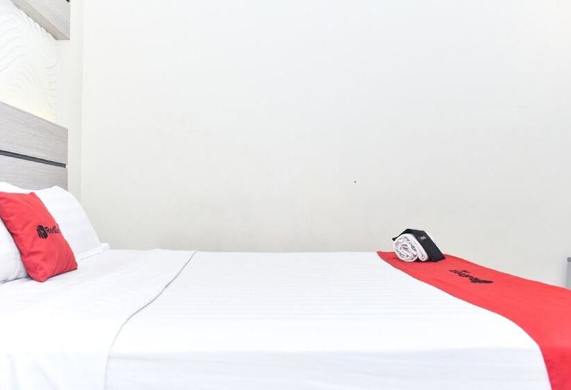 Otel Reddoorz Plus Near Makassar Town Square