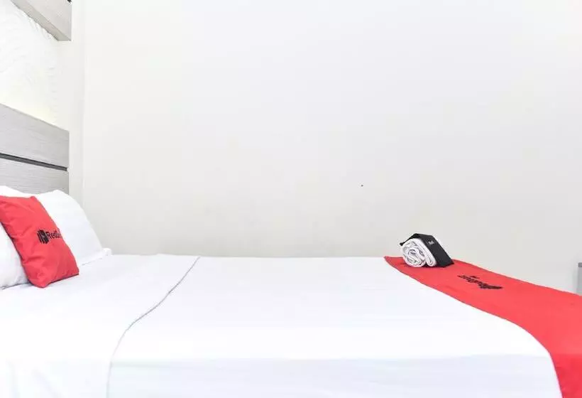 ホテル Reddoorz Plus Near Makassar Town Square