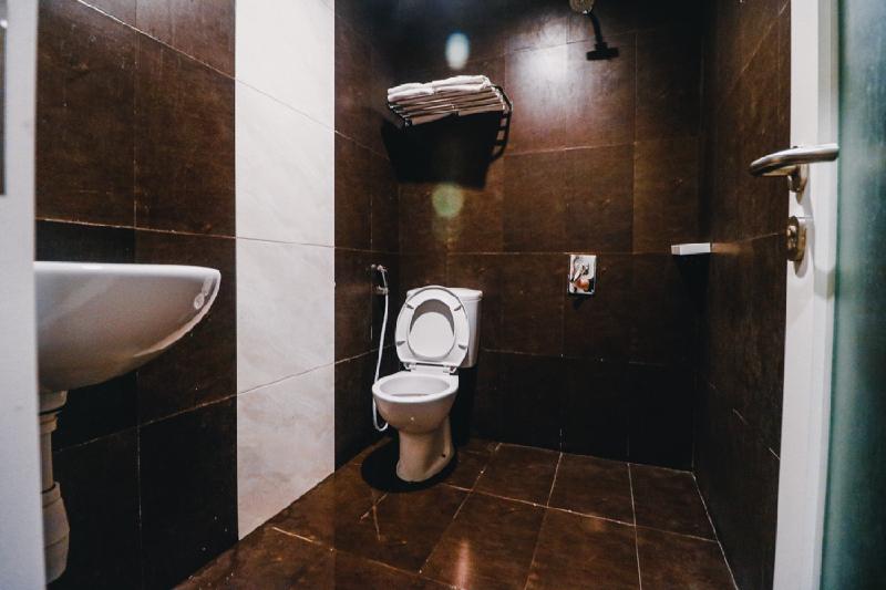 Otel Reddoorz Plus Near Makassar Town Square