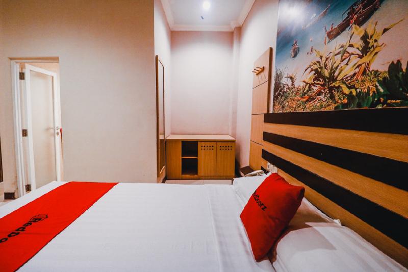 Otel Reddoorz Plus Near Makassar Town Square