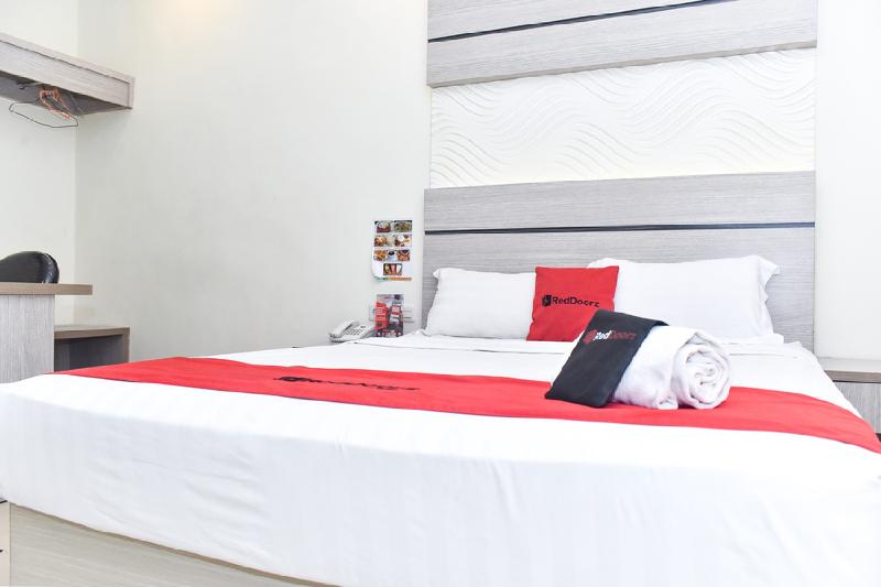 Otel Reddoorz Plus Near Makassar Town Square