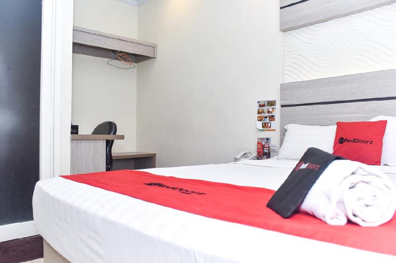 Otel Reddoorz Plus Near Makassar Town Square